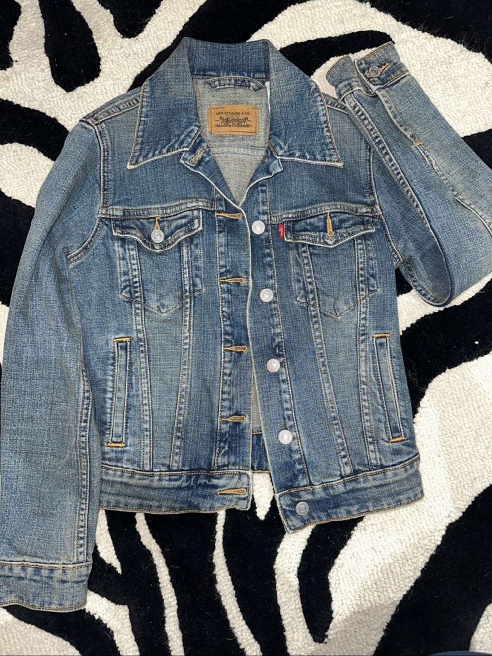 NWOT- Levi's Blue Denim Trucker Jacket XS